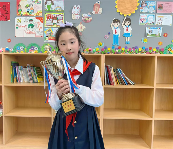 光荣的升旗手：三（2）中队姜琬楌