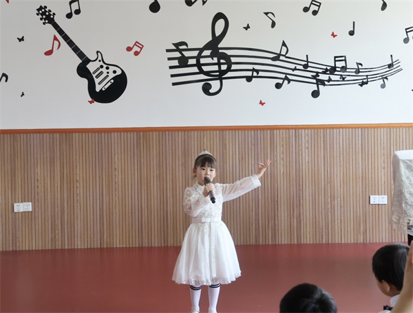 光荣的升旗手：一(4)班吴子墨