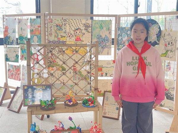 光荣的升旗手：三（1）中队张谨心