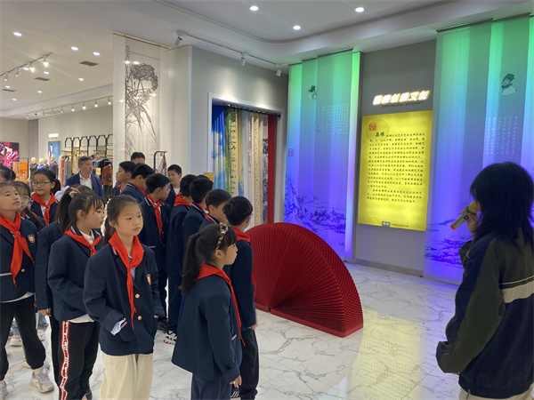 探丝绸之韵 展少年风华