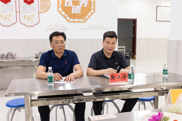 刀刃翻飞烹百味  匠心雕琢育健康