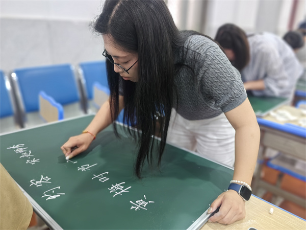 榴月争锋展教艺，青春逐梦砺师心