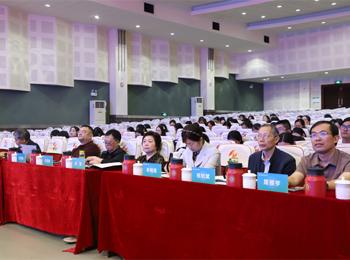 ​海安市教体系统“天天向上·行知研习社”领军人才培养暨南通市中青年名师徐金贵工作室专题研讨活动在海安实小举行