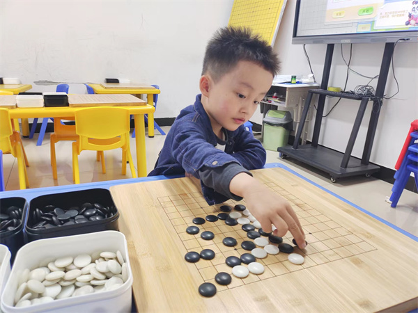 光荣的升旗手：一（15）班解卢耀