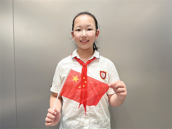 光荣的升旗手：六（16）中队吕欣潼