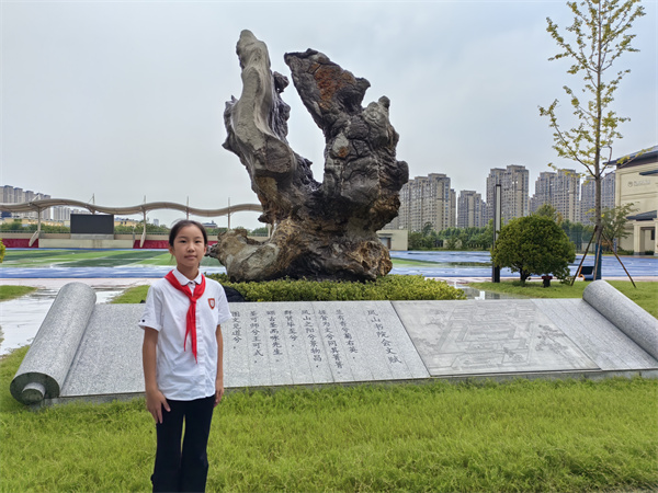 光荣的升旗手——六（1）中队梅羽绮