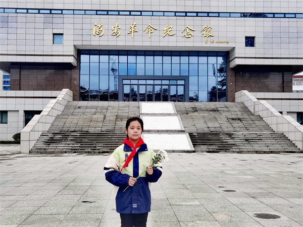 光荣的升旗手——五（1）中队徐一萌