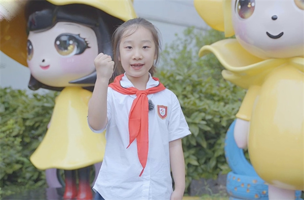 光荣的升旗手：二（13）中队周栩漩