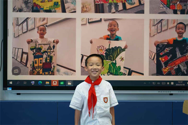 光荣的升旗手――四（2）中队许贲