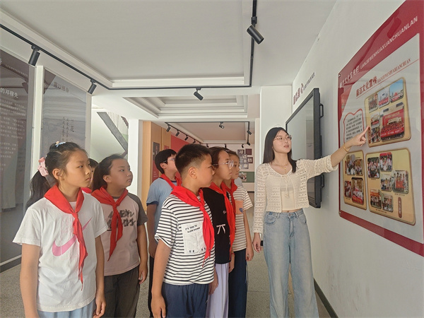 多维浸润学法治，知行合一育童心