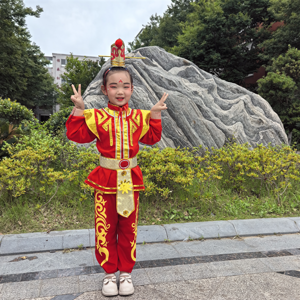 光荣的升旗手：一（3）班徐静宜