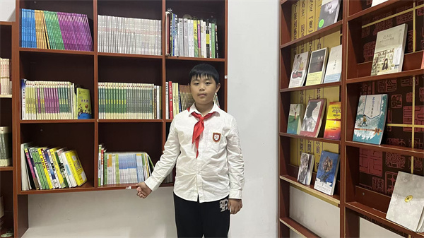 光荣的升旗手：三（2）中队李泽彬