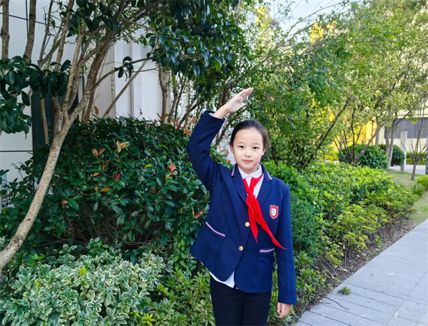 光荣的升旗手：五（10）中队陆芊橙