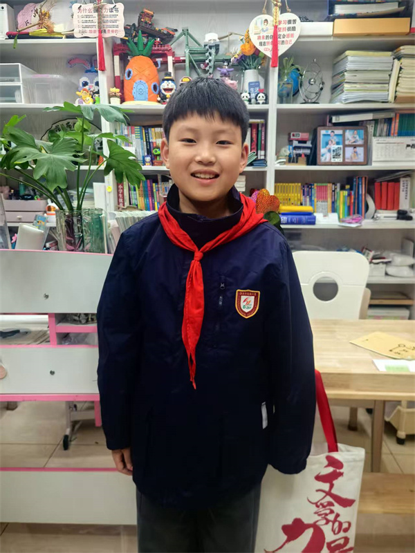 ​光荣的升旗手：四（7）中队顾培杰