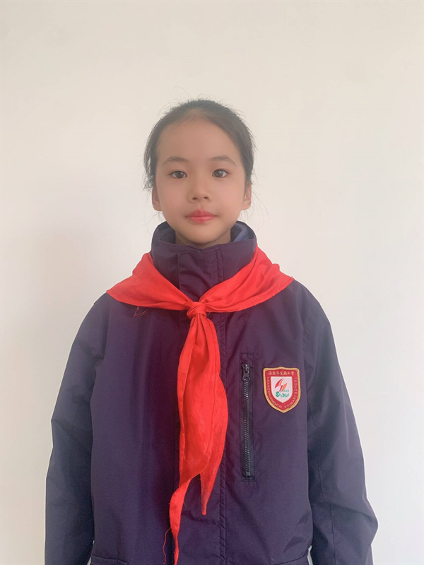 光荣的升旗手：三（3）中队贲敬然