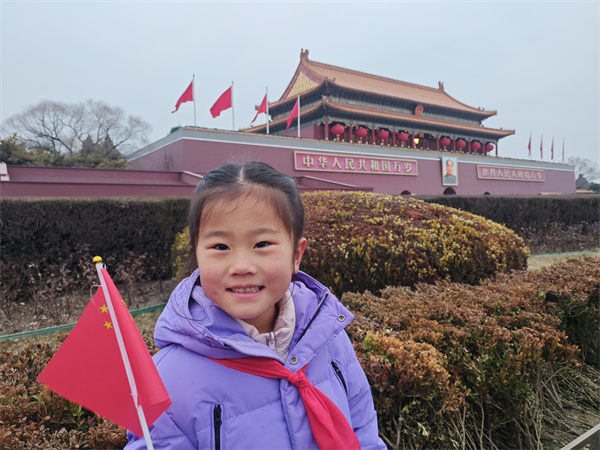 光荣的升旗手：二（17）中队贲刘奕