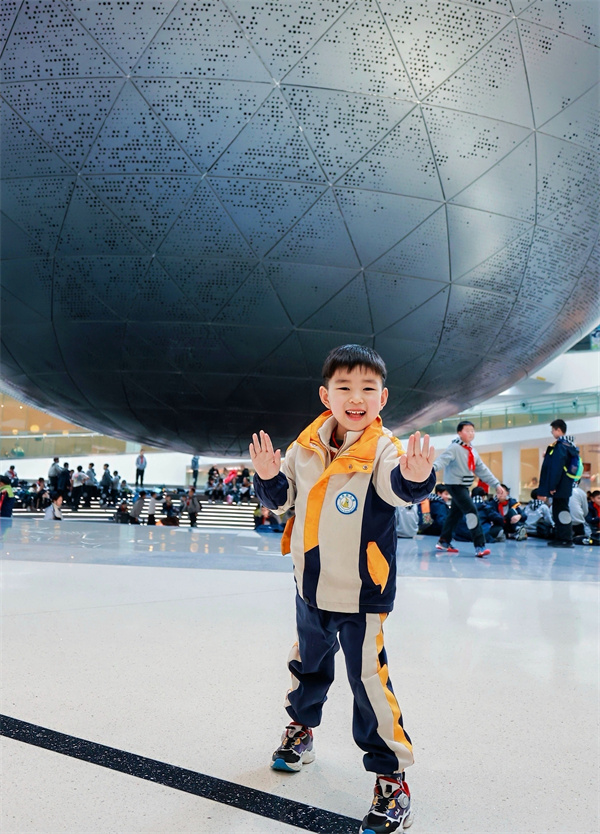 光荣的升旗手：一（10）班 顾俊凯