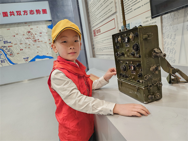 光荣的升旗手：五（13）中队陈泓睿