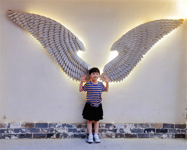 光荣的升旗手：一（11）班李夏萌