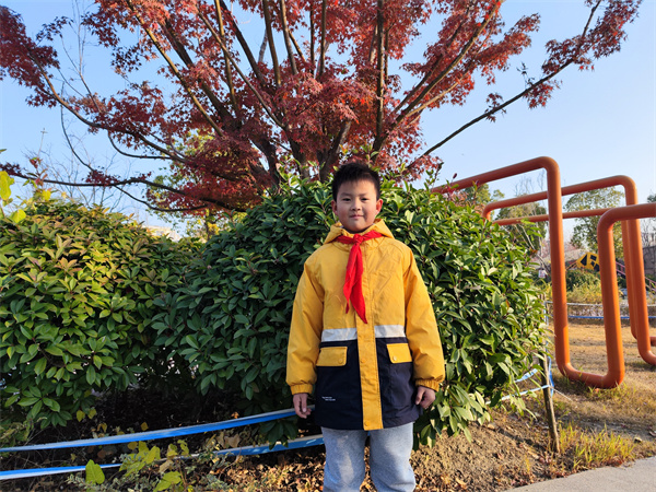 光荣的升旗手：二（4）中队张宇辰