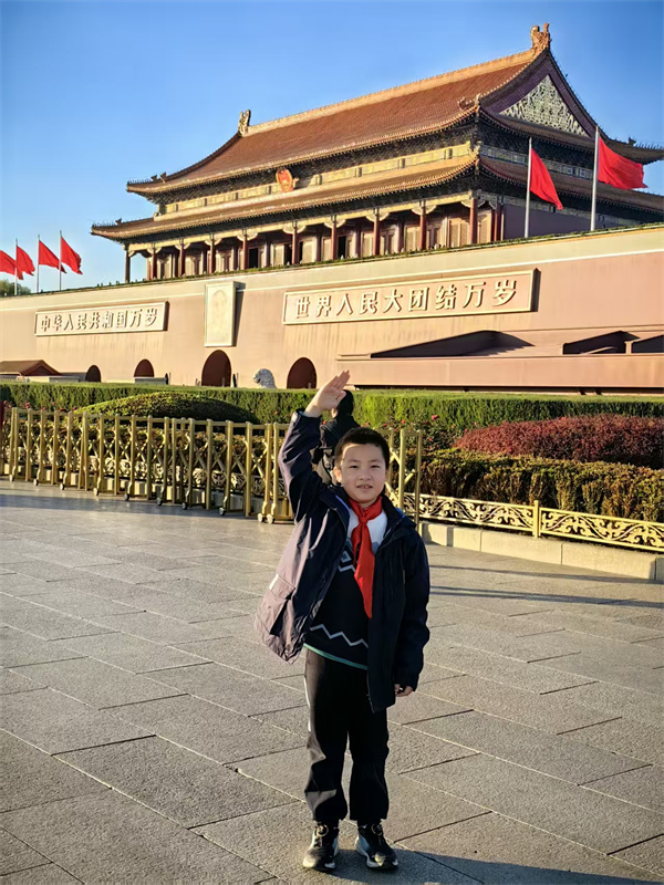 光荣的升旗手：四（1）中队林崔尧