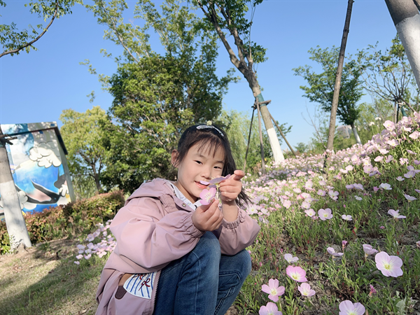 光荣的升旗手：一（1）班荀星冉