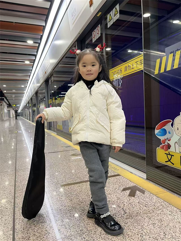 光荣的升旗手：一（12）班 顾安淇