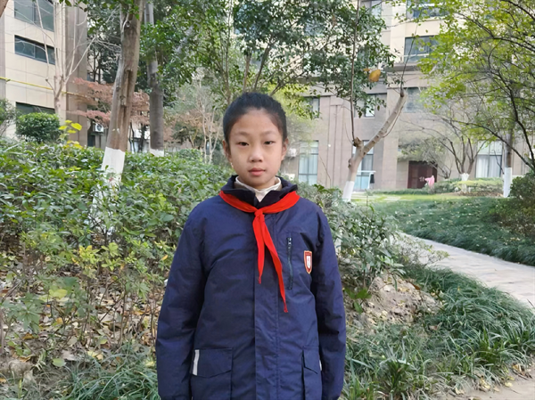 光荣的升旗手：三（24）中队周妺