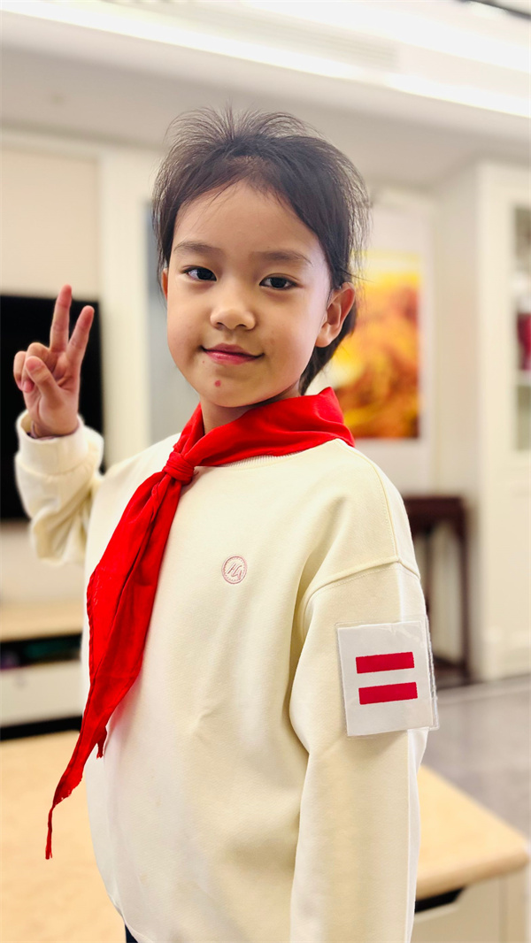 ​光荣的升旗手：二（2）中队 夏嘉辰