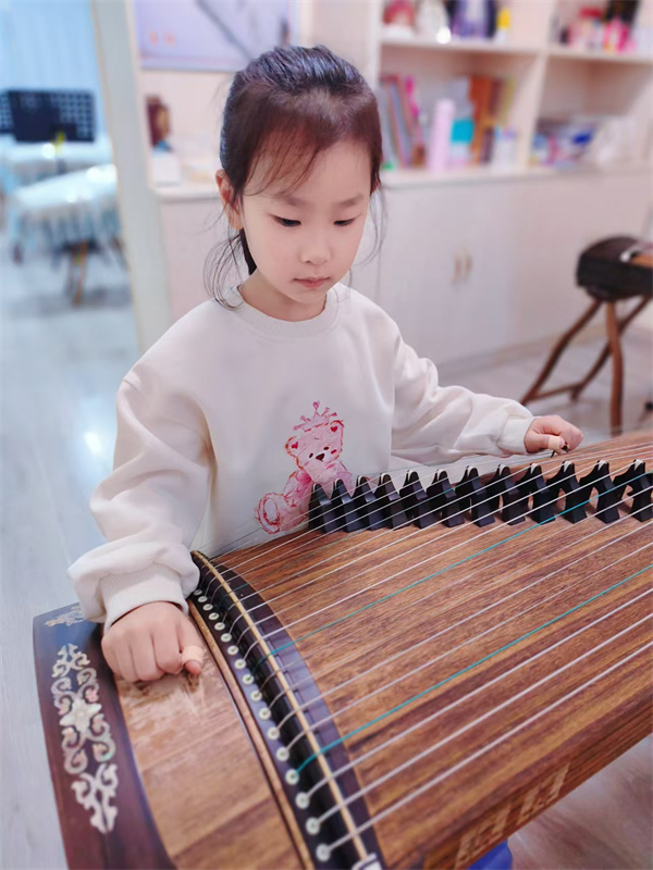 光荣的升旗手：一（14）班范诺妍