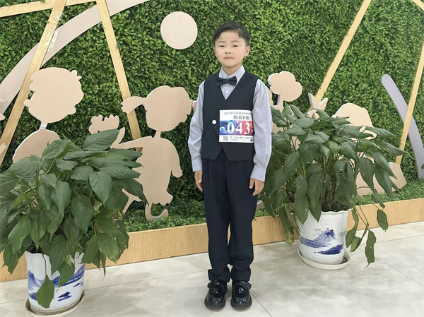 光荣的升旗手：一（3）班 刘允珩