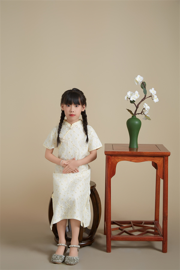 光荣的升旗手：一（17）班 张艺涵